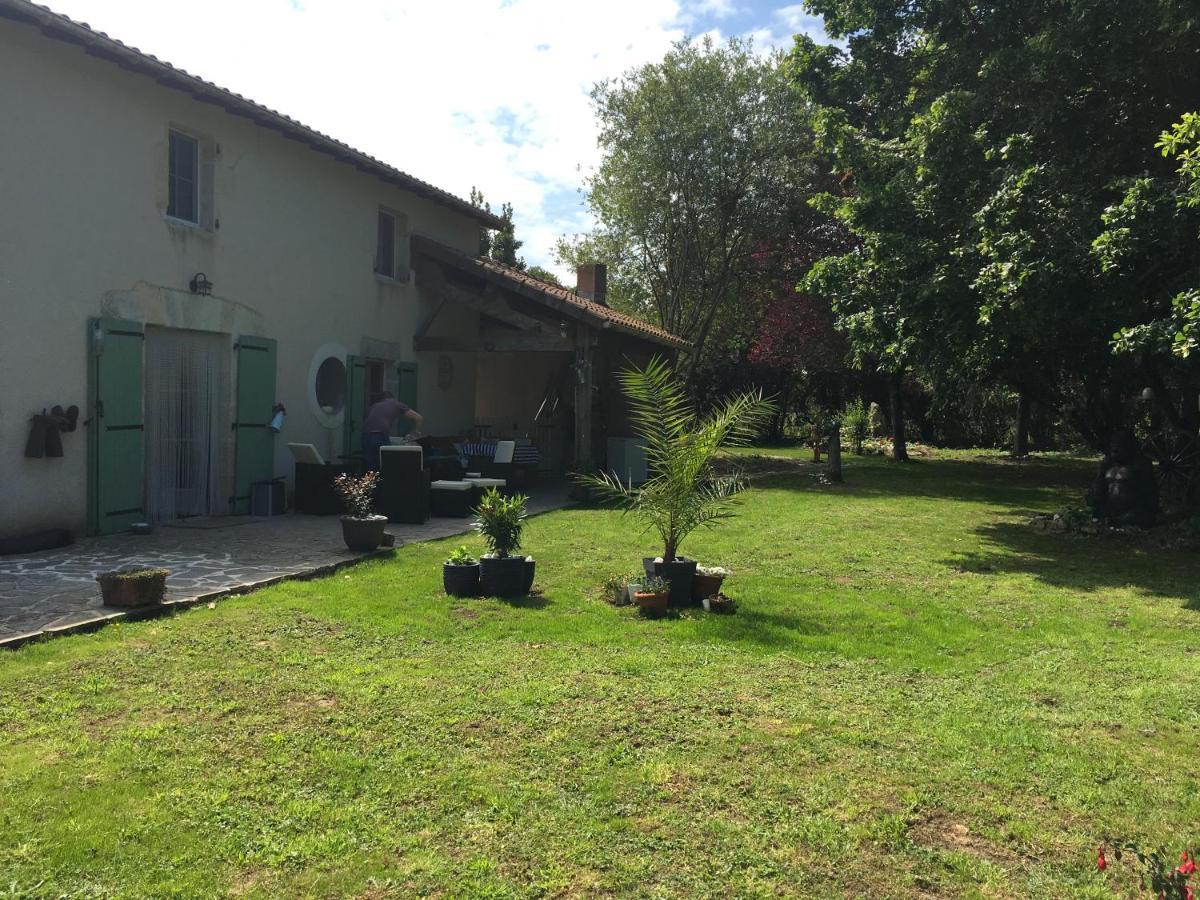 La Maison D'Olives Nouic Exterior photo